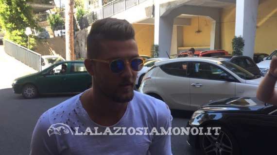 PAIDEIA - Visite mediche, ecco i calciatori: autografi per Milinkovic. E Marchetti dà forfait - FOTO&VIDEO