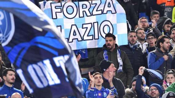 Champions League, Roma - Porto: nel settore ospiti bandiere e maglie della Lazio - FOTO