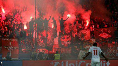 Maribor - Spartak Mosca, sfiorata la tragedia: i tifosi russi lanciano un razzo verso l'arbitro