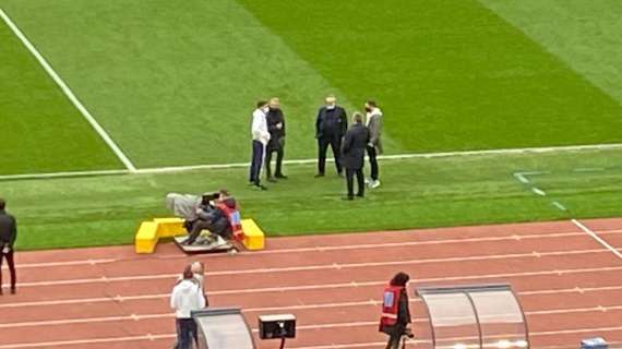 Lazio - Crotone, Cataldi rivede il suo vecchio presidente: l'abbraccio a bordocampo - FOTO