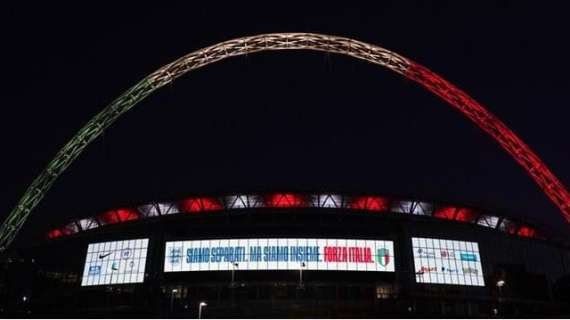 Il calcio unisce Italia e Inghilterra: Wembley illuminato con il tricolore - FOTO
