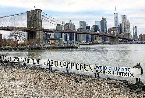 Lazio Club New York, lo striscione dal Ponte di Brooklyn - FOTO