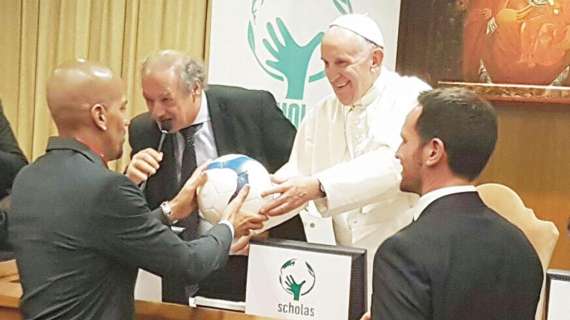 Argentina, Veron dal Papa per presentare la Partita della Pace: da Salas a Ronaldinho, quanti vip in campo 
