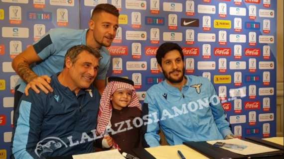 RIYAD - La Lazio incontra i tifosi locali: sorrisi e autografi in hotel - FOTO
