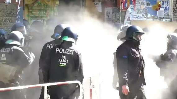 Berlino, stabile occupato: guerriglia urbana e scontri con la Polizia - VIDEO