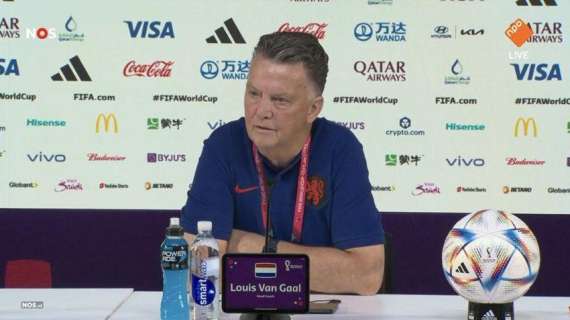 Van Gaal, giornalisti increduli in sala stampa: l'ha fatto davvero - VIDEO