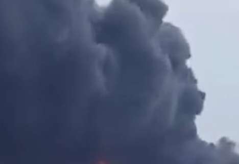 Incendio tra Parco Leonardo e Fiera di Roma: colonna di fumo visibile a chilometri di distanza