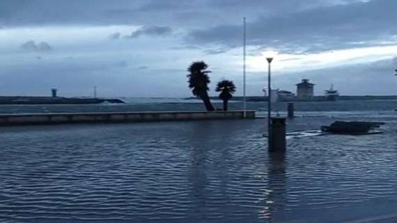 Allerta meteo, violenta mareggiata ad Ostia: l’acqua arriva in strada – VIDEO