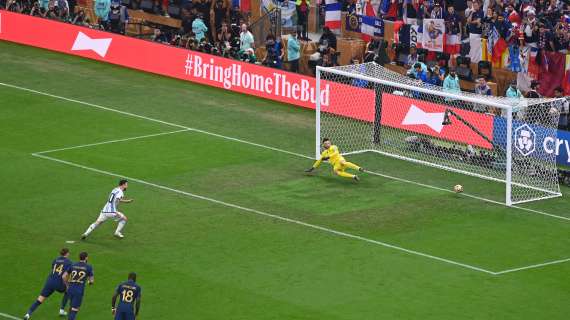 IFAB, si valuta un cambio nel regolamento: vietare i tap-in dopo gli errori dal dischetto