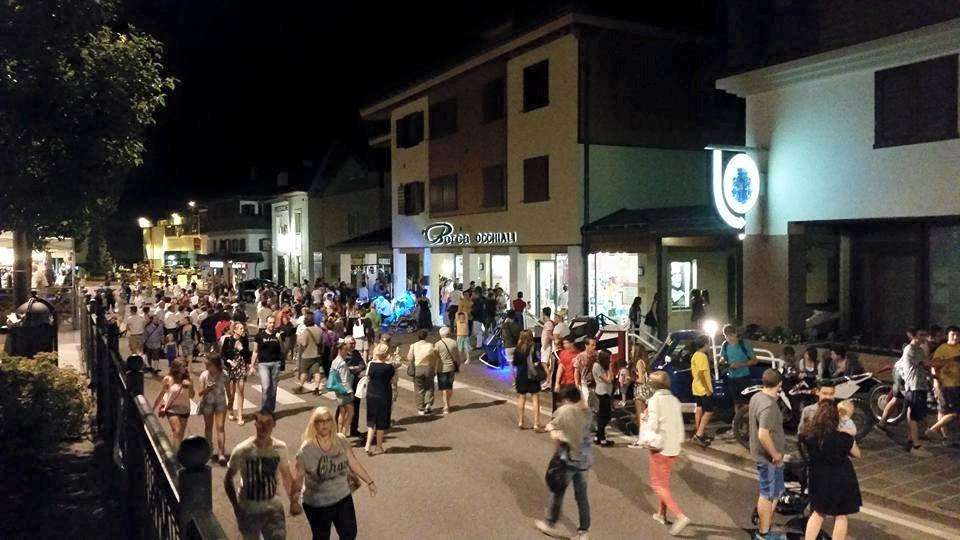 AURONZO GIORNO 9 - Va in scena la 'Notte biancoceleste': la città si illumina a festa! 