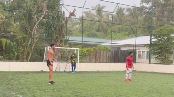 Anderson, calcio-mania in luna di miele: la partitella con lo staff dell'hotel
