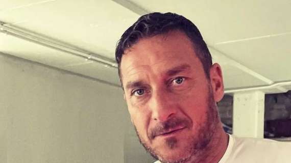 Totti, il viaggio in Russia scatena la polemica: "Vergognati..."