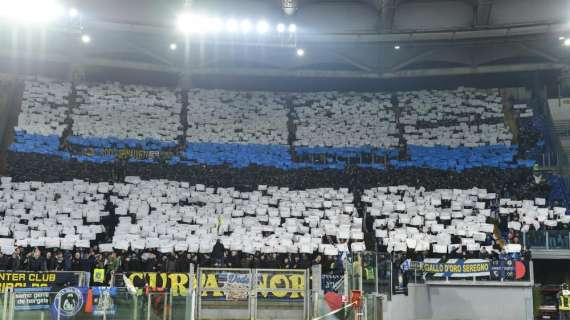 Inter, striscione dei tifosi: "Capiamo le vostre giustificazioni ma ora fuori i coglioni"