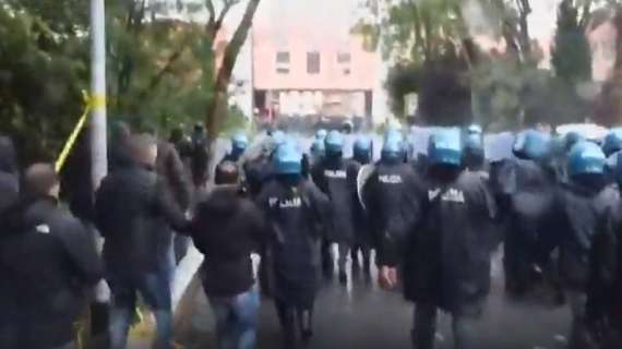 Atalanta - Lazio, scontri tra ultras e polizia: in fiamme un'auto dei vigili