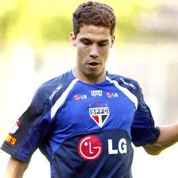 ESCLUSIVA Radio Sei  Hernanes, Ds San Paolo fa chiarezza: Per ora solo sondaggi, ma non direttamente dalla Lazio Il calciatore è cedibile, ma pretendiamo unofferta ufficiale 9 milioni per il 75%? Cifra non adeguata, vale più di 15 milioni