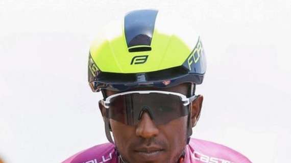 Giro d’Italia, dalla vittoria al dramma: Girmay si ritira per colpa del tappo dello spumante￼