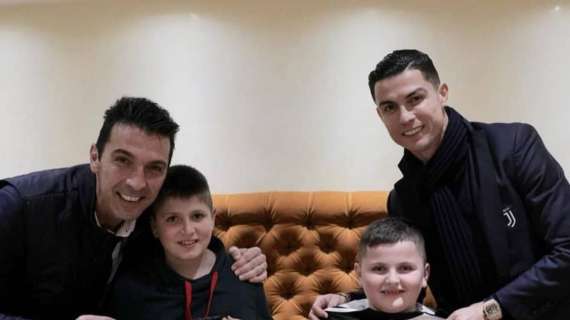 Cristiano Ronaldo e Buffon in visita a sorpresa a Roma da due bambini albanesi scampati al terremoto