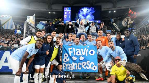 La Lazio è con Flavio e Francesco. Lo scatto e il post del club: "Famiglia" - FOTO