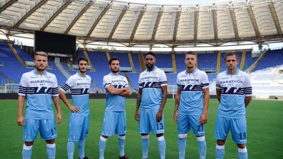 Lazio, in posa con il nuovo sponsor: ecco come sarà la 'nuova' maglia bandiera