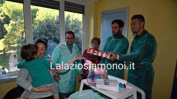 Lazio, regali e sorrisi: Milinkovic e Parolo  in visita ai bambini della Clinica Mandelli