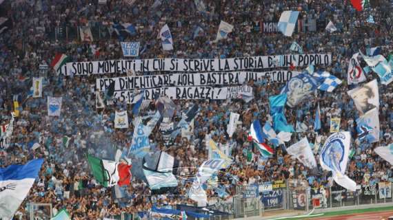 Lo striscione della Nord: "Ci sono momenti in cui si scrive la storia di un popolo, per dimenticare non basterà un secolo..." - FOTO