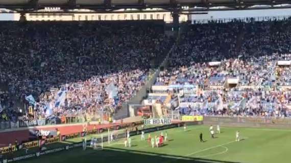 Lazio, l'Olimpico canta 'I giardini di marzo' e la squadra va sotto la Nord - VIDEO