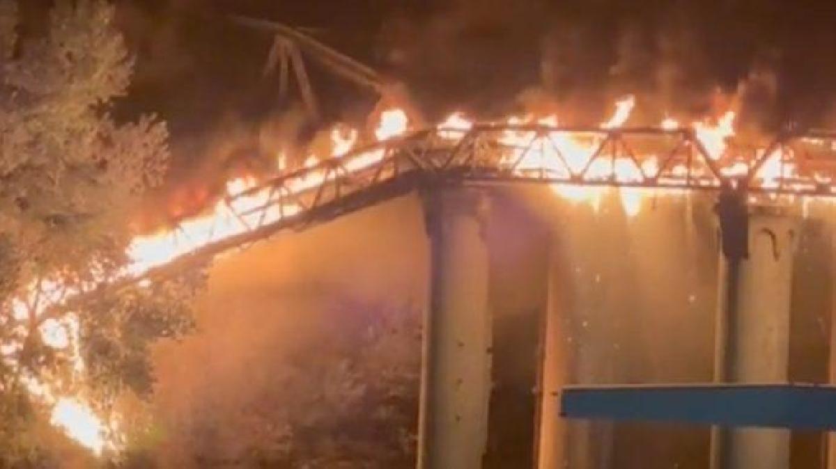 Roma Incendio Al Gazometro Crolla Il Ponte Di Ferro Video