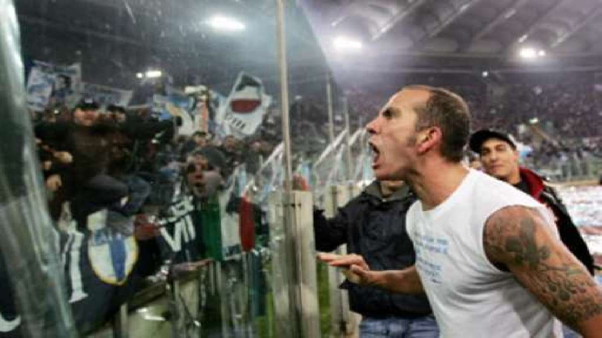 La Lazio e la maledizione del Mito: da Piola a Chinaglia, da Giordano a Di  Canio, da Nesta a SignoriQuante bandiere ammainate per forza