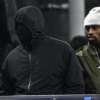 Kanye West col passamontagna a San Siro per Inter-Atletico, arriva lo sfottò social del Milan