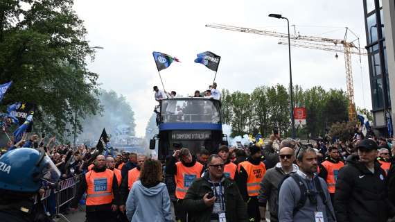 Inter, la festa dei tifosi per le strade: compare anche un trattore 