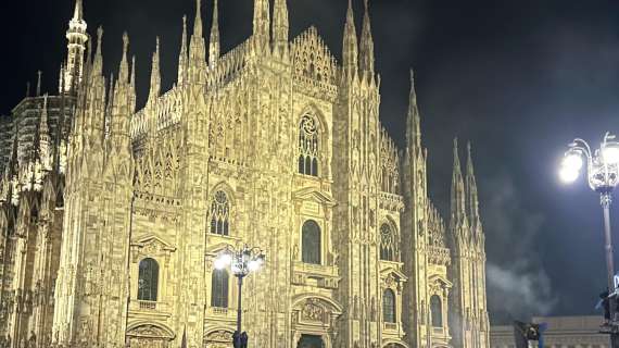 L'Inter è entrata in piazza Duomo: fuochi d'artificio e accoglienza incredibile per i bus nerazzurri