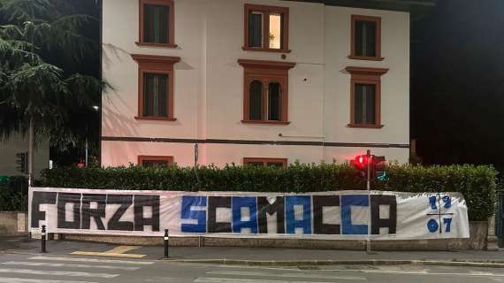 "Forza Scamacca": lo striscione della Curva Nord dell'Atalanta fuori dal Gewiss Stadium