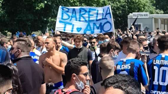 VIDEO - I cori dei tifosi dell'Inter in attesa del pullman dei campioni d'Italia