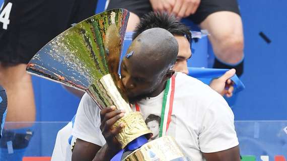 Lukaku ancora pazzo di gioia per lo Scudetto: su Twitter il bacio al trofeo