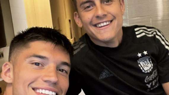 FOTO - Relax in Nazionale per Correa e Dybala. Il selfie dei due compagni di mate