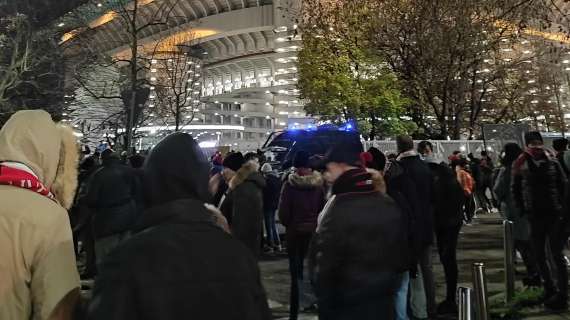 VIDEO - Si scalda il derby, il pullman dell'Inter è arrivato a San Siro