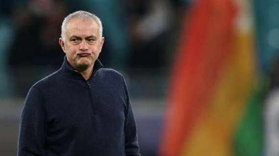 Lo sfottò di Ryanair a Mourinho: "Arriva da Londra senza titoli, basta il bagaglio a mano"