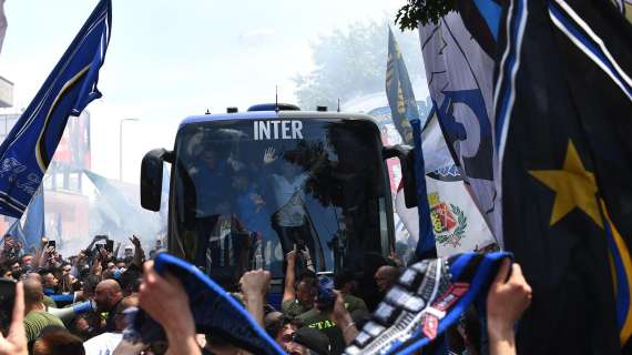 L'INTERISTA - L'arrivo del pullman al Meazza: affetto travolgente per gli uomini di Inzaghi