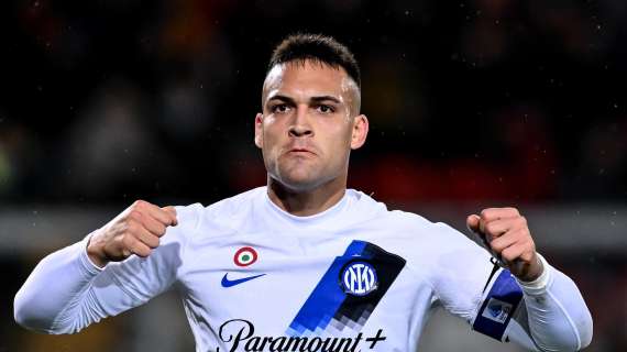 L'Inter celebra Lautaro: in posa con la maglia record per i 100 gol in Serie A