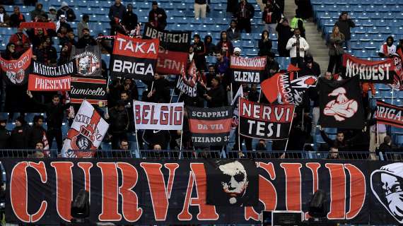 Lo striscione della Curva Sud: "I campioni d’Italia salutano i campioni d’Arabia"