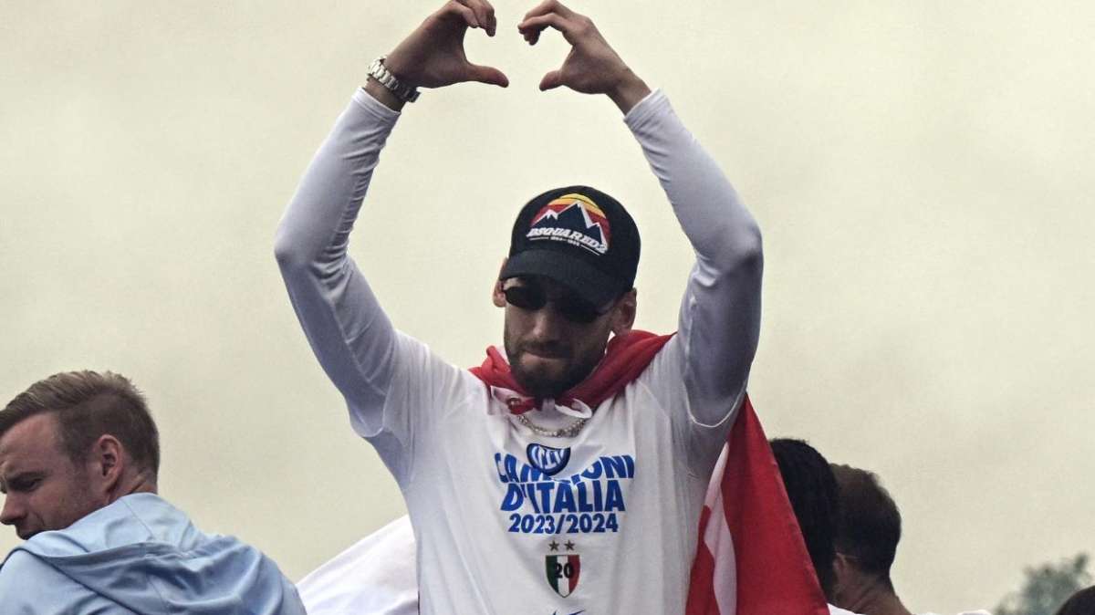 Calhanoglu: "Un giorno che non dimenticherò mai. Siamo una famiglia, lo Scudetto è per voi"