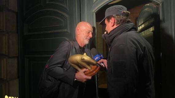 Milan, Pioli riceve il Tapiro d'oro da Striscia: "Deluso? Quando vai così in alto e cadi fa più male"