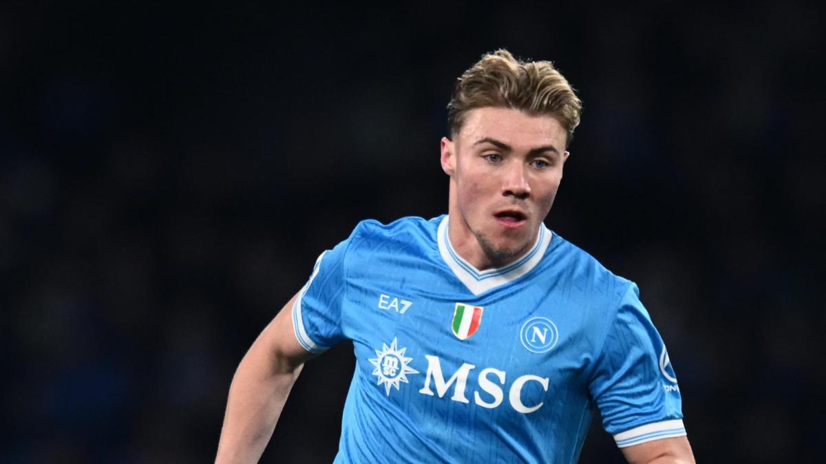 Le formazioni ufficiali di Genoa-Napoli: Hojlund davanti, panchina per Giovane 