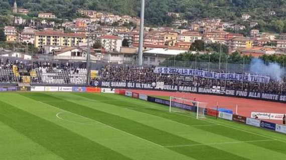 Striscioni shock dei tifosi di Palermo e Cavese: "La morte non è uguale per tutti"