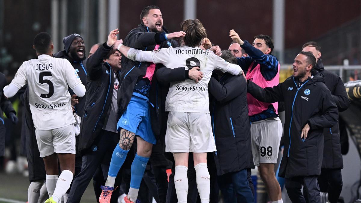 Il Napoli si fa male da solo ma si salva allo scadere in dieci: Hojlund dal dischetto porta Conte a -6 dall'Inter