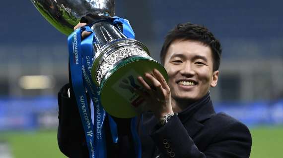 VIDEO - L'Inter fa festa negli spogliatoi dopo la Supercoppa. E Zhang si congratula