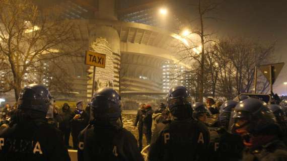 Scontri post Inter-Juventus: bombe a carta contro la polizia, 50 interisti in questura. Due arresti. 