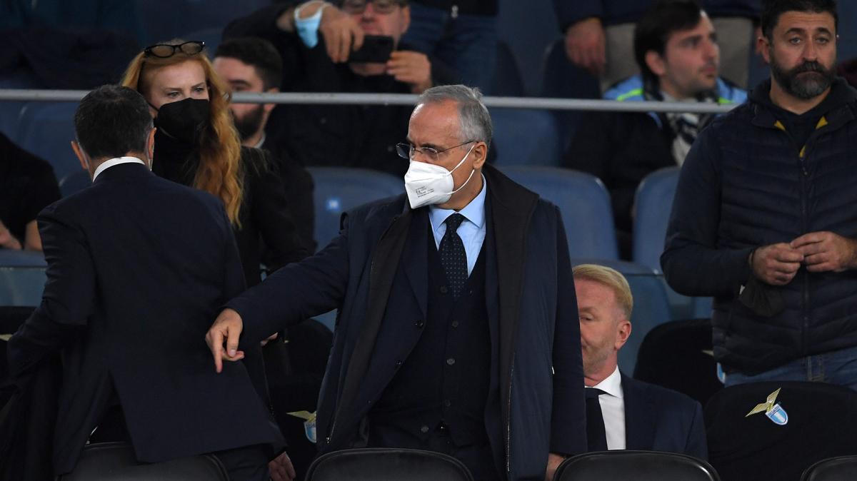 Sono arrivati anche alla manipolazione del mercato! I tifosi della Lazio vogliono che Lotito ceda...