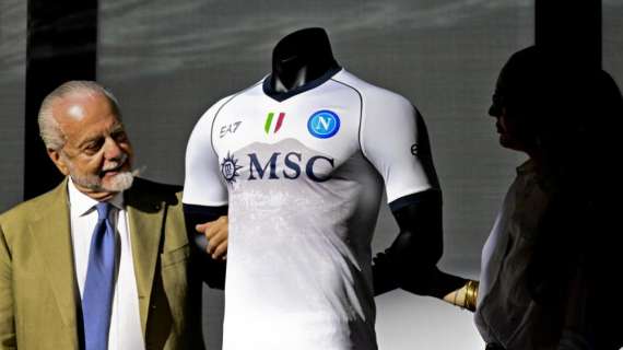 Il Napoli presenta le nuove maglie: in una c'è il Vesuvio