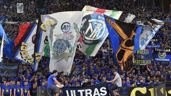 Lo striscione dei tifosi: "Forza ragazzi, ricominciamo a vincere insieme"